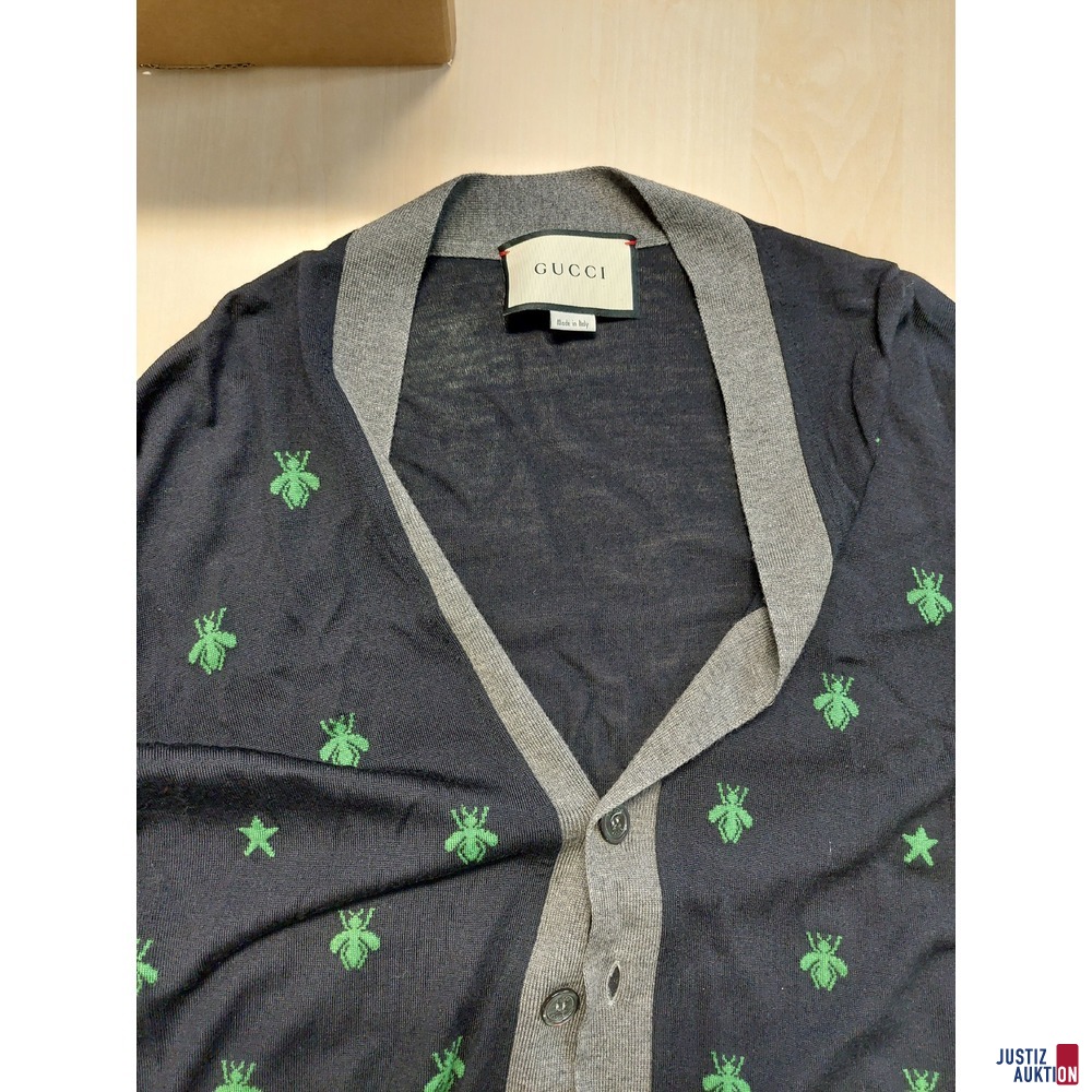 Strickjacke der Marke Gucci &comma;&comma;Bee&OpenCurlyDoubleQuote; Gr&ouml;&szlig;e 2XL Farbe&colon; dunkelbraun&sol;grau am &Auml;rmelb&uuml;ndchen eine Masche aufgetrennt