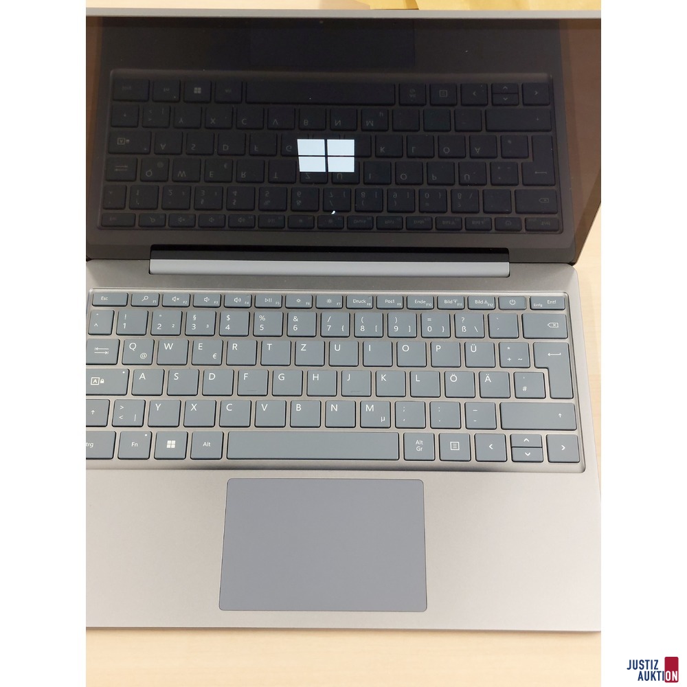 Laptop der Marke Microsoft Model 2013 Nr&period; 0833CWF2209374