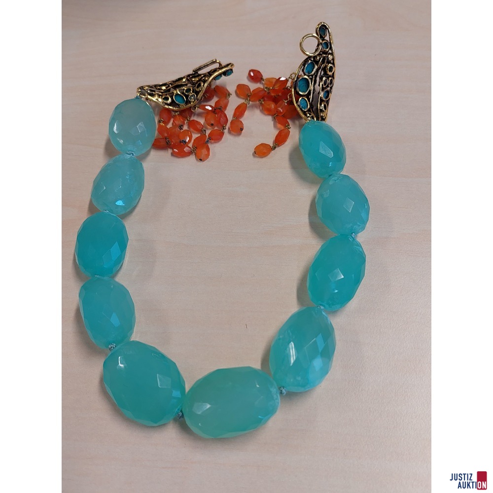 Halbedelsteinkette mit gelbfarbener Schlie&szlig;e