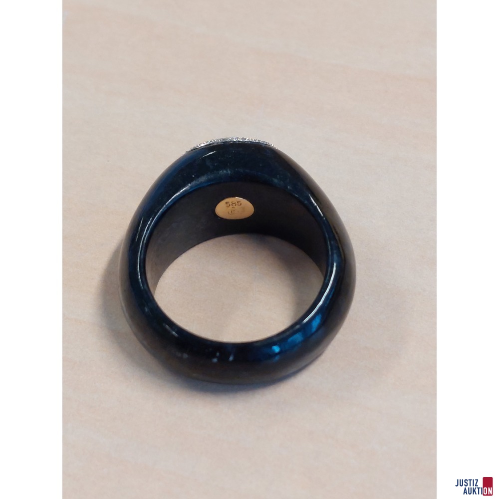 Ring aus schwarzen Onyx mit wei&szlig;en Schmuckstein&comma; Gr&period; 57&comma; Gewicht 7&comma;5 g