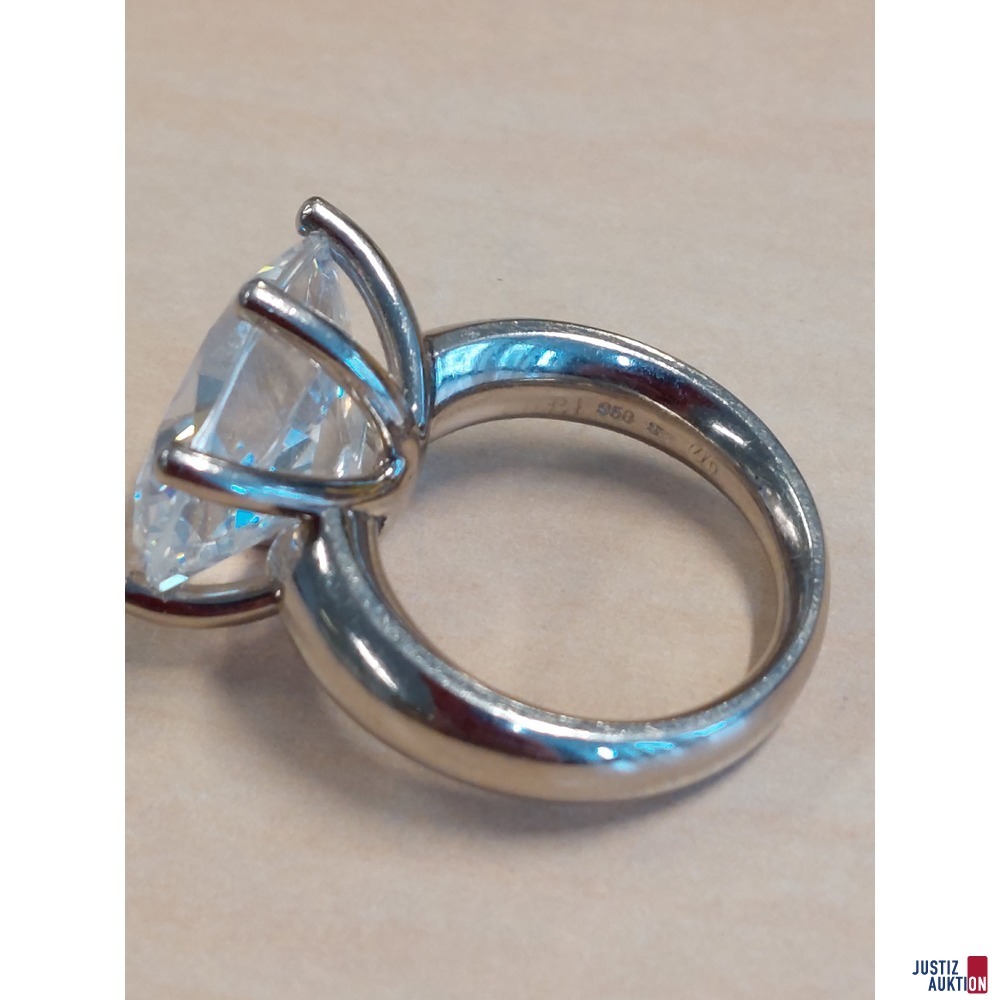 Palladiumring mit einem wei&szlig;en Schmuckstein&comma; 950&permil; punziert&comma; 14&comma;5 g&comma; Gr&period; 56