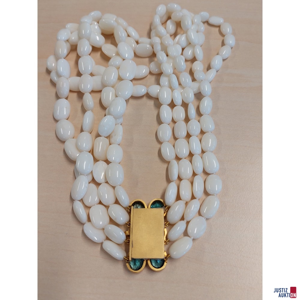 Korallenkette mit wei&szlig;en Korallen und 18 Karat Schlie&szlig;e mit blau&sol;gr&uuml;nen Schmucksteinen 187&comma;2g