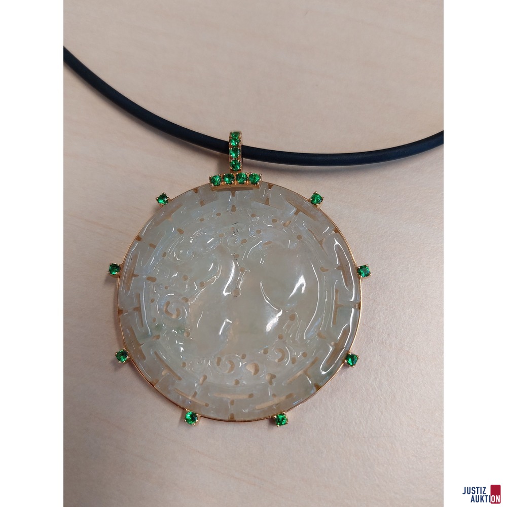 Anh&auml;nger aus wei&szlig;e Jade in 18 Karat Rosegold