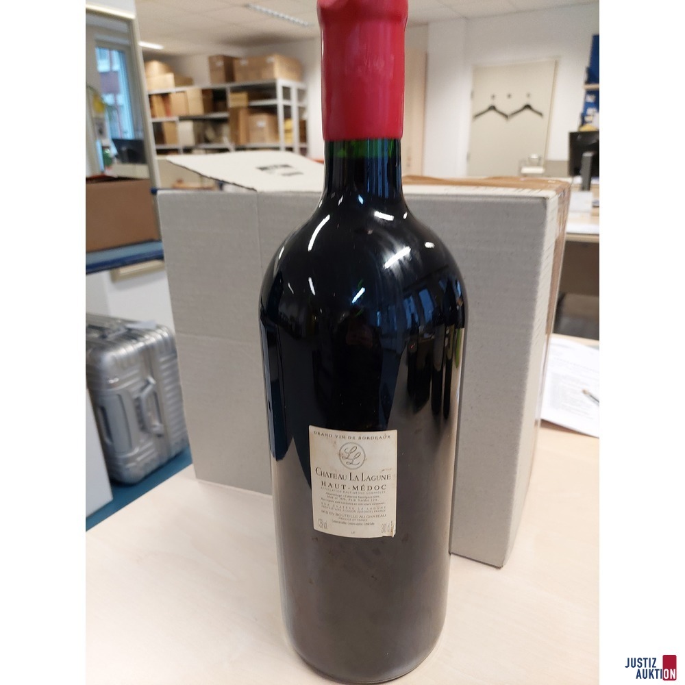 Franz&ouml;sischer Rotwein&comma; Magnum Flasche Chateau La Lagunde 2007 Haut-Medoc Jahrgang 2007 Versiegelung teilweise weggebrochen