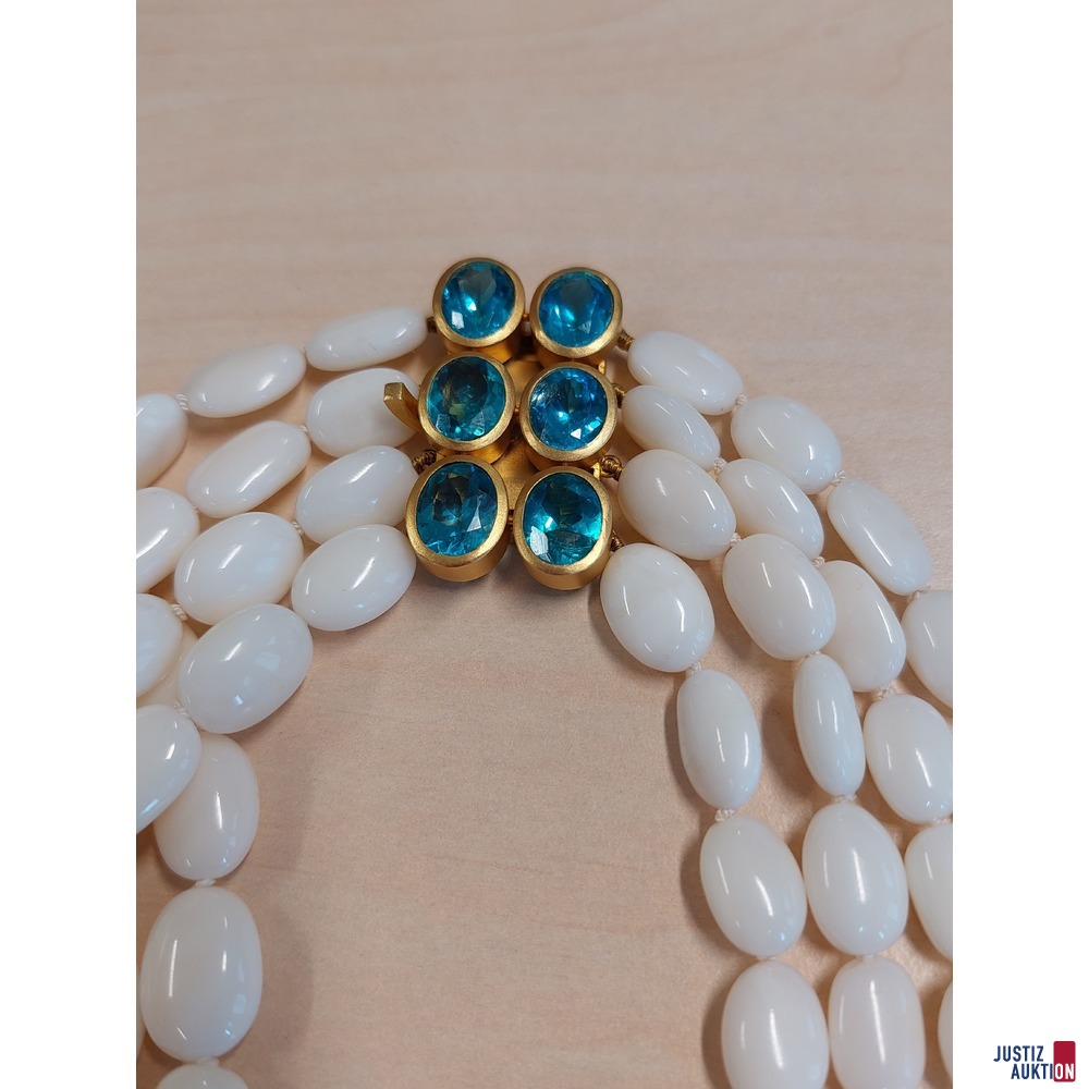 Korallenkette mit wei&szlig;en Korallen und 18 Karat Schlie&szlig;e mit blau&sol;gr&uuml;nen Schmucksteinen 187&comma;2g