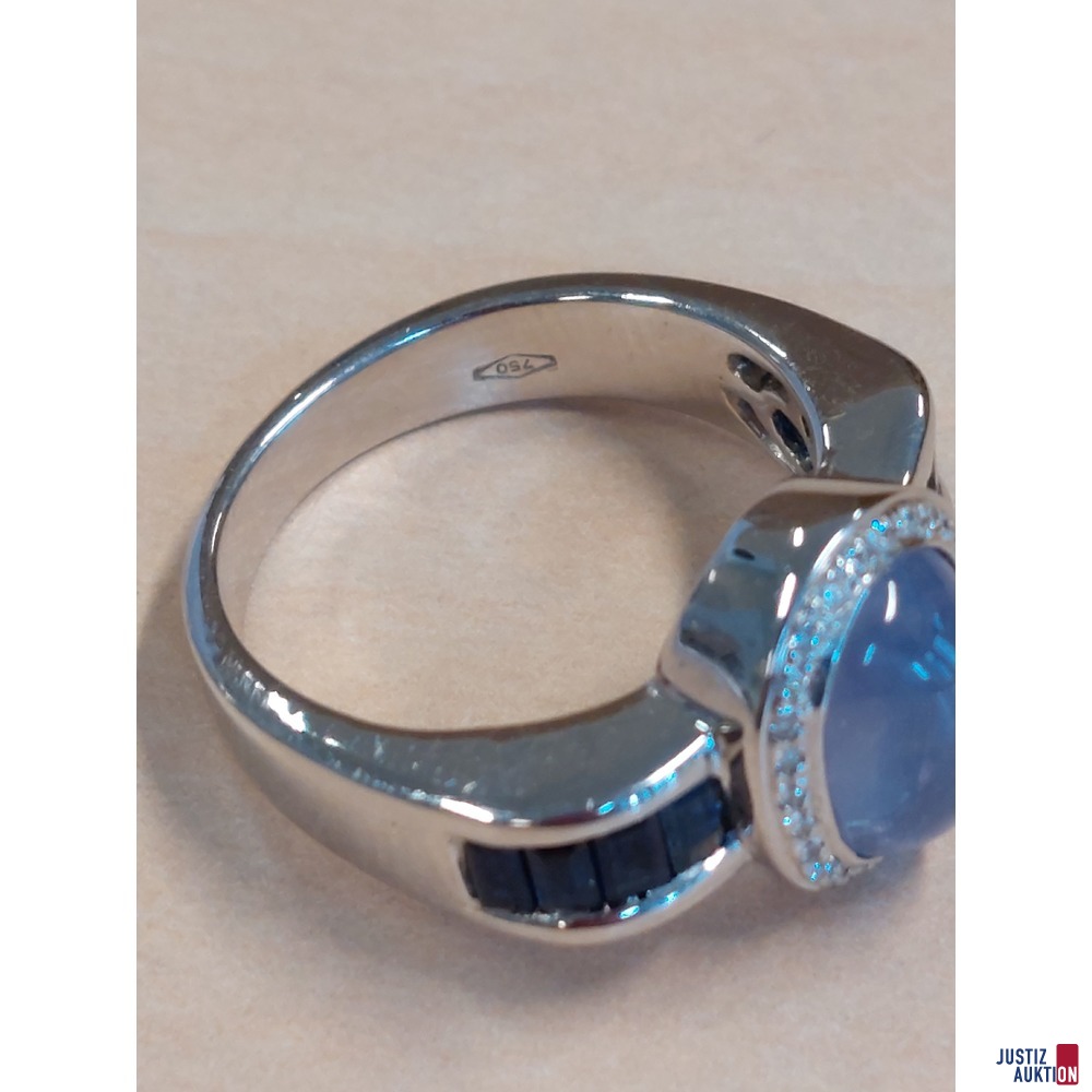 Damenring&comma; wei&szlig;gold&comma; mit Achat in Cabochonschliff und blauen Korunden