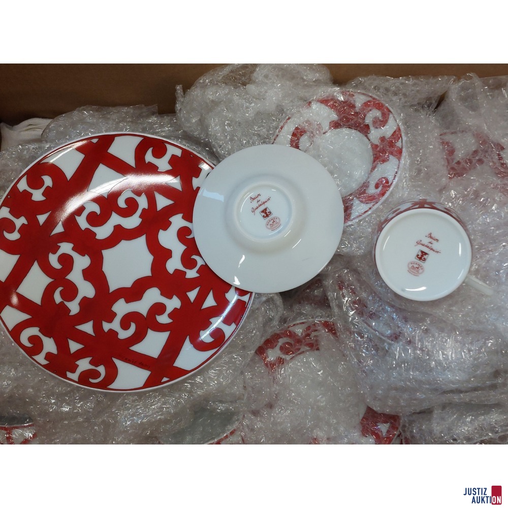 Hermes Porzellan Balcon du Guadalquivir bestehend aus&colon; 1 Kaffeetassenset &ndash; Tasse mit Unterteller 8 tlg&period; 1 Milchk&auml;nnchen 1 Teetasse 2 Servierteller 2 Espressotassen 8 Desserteller 1 Teller-Set mit 3 Tellern in verschiedenen Gr&ouml;&szlig;en