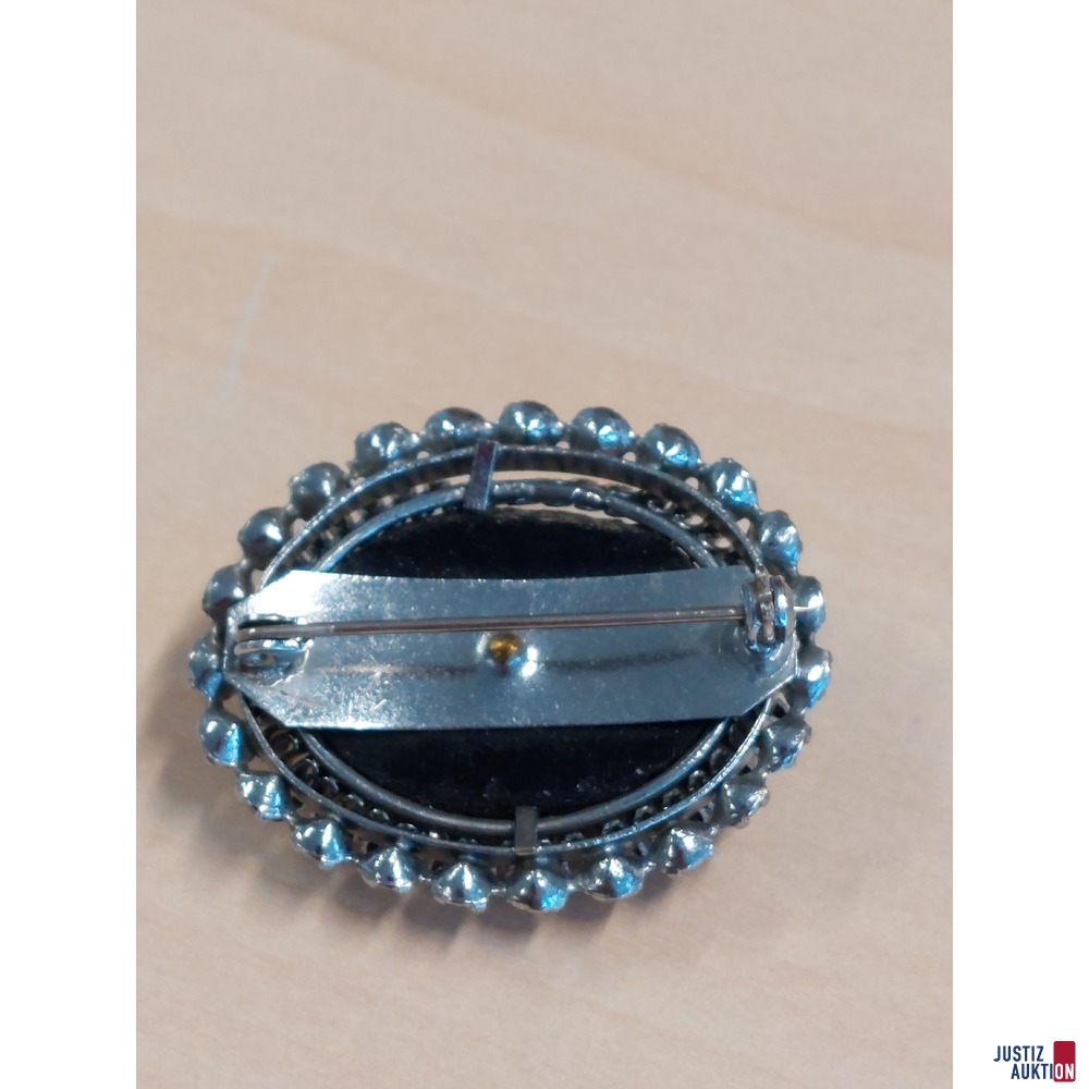 Alte Damenbrosche Modeschmuck mit Glassteinen und Onyx