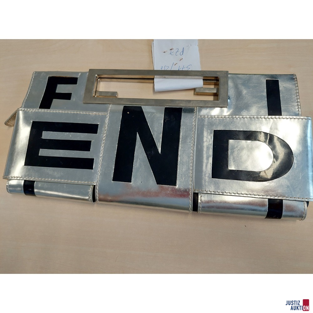 Vintage Fendi Lackleder Clutch silber - Metallgriff