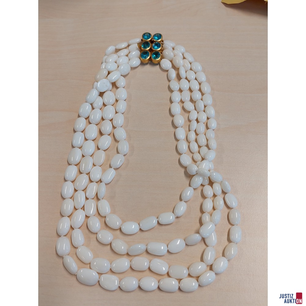 Korallenkette mit wei&szlig;en Korallen und 18 Karat Schlie&szlig;e mit blau&sol;gr&uuml;nen Schmucksteinen 187&comma;2g