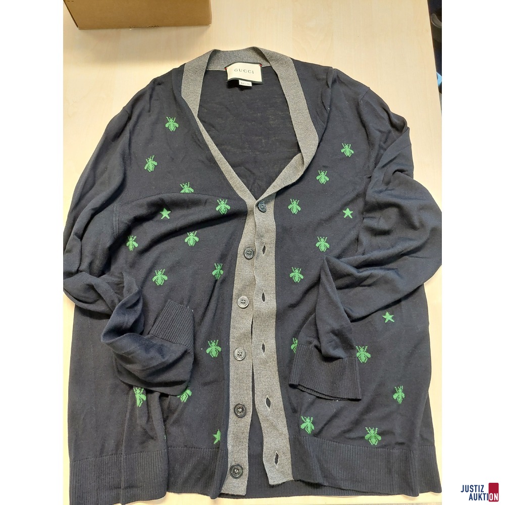 Strickjacke der Marke Gucci &comma;&comma;Bee&OpenCurlyDoubleQuote; Gr&ouml;&szlig;e 2XL Farbe&colon; dunkelbraun&sol;grau am &Auml;rmelb&uuml;ndchen eine Masche aufgetrennt