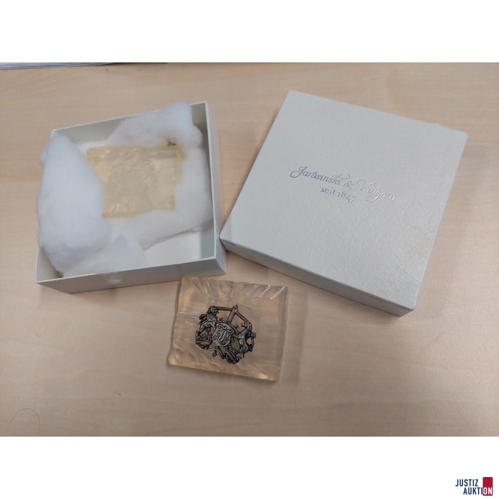 1 silberfarbene Brosche&sol;Wappen mit L&ouml;we&comma; Pferd&comma; Buchstabe F &lpar;Initialie&rpar;  in einer Schatulle