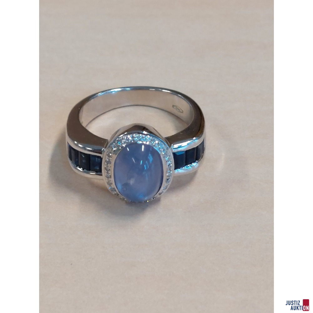 Damenring&comma; wei&szlig;gold&comma; mit Achat in Cabochonschliff und blauen Korunden