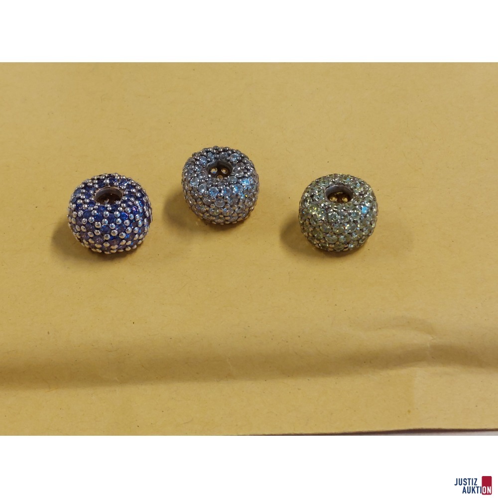 3 Anh&auml;nger mit wei&szlig;en&comma; gr&uuml;nen und violetten Schmucksteinen