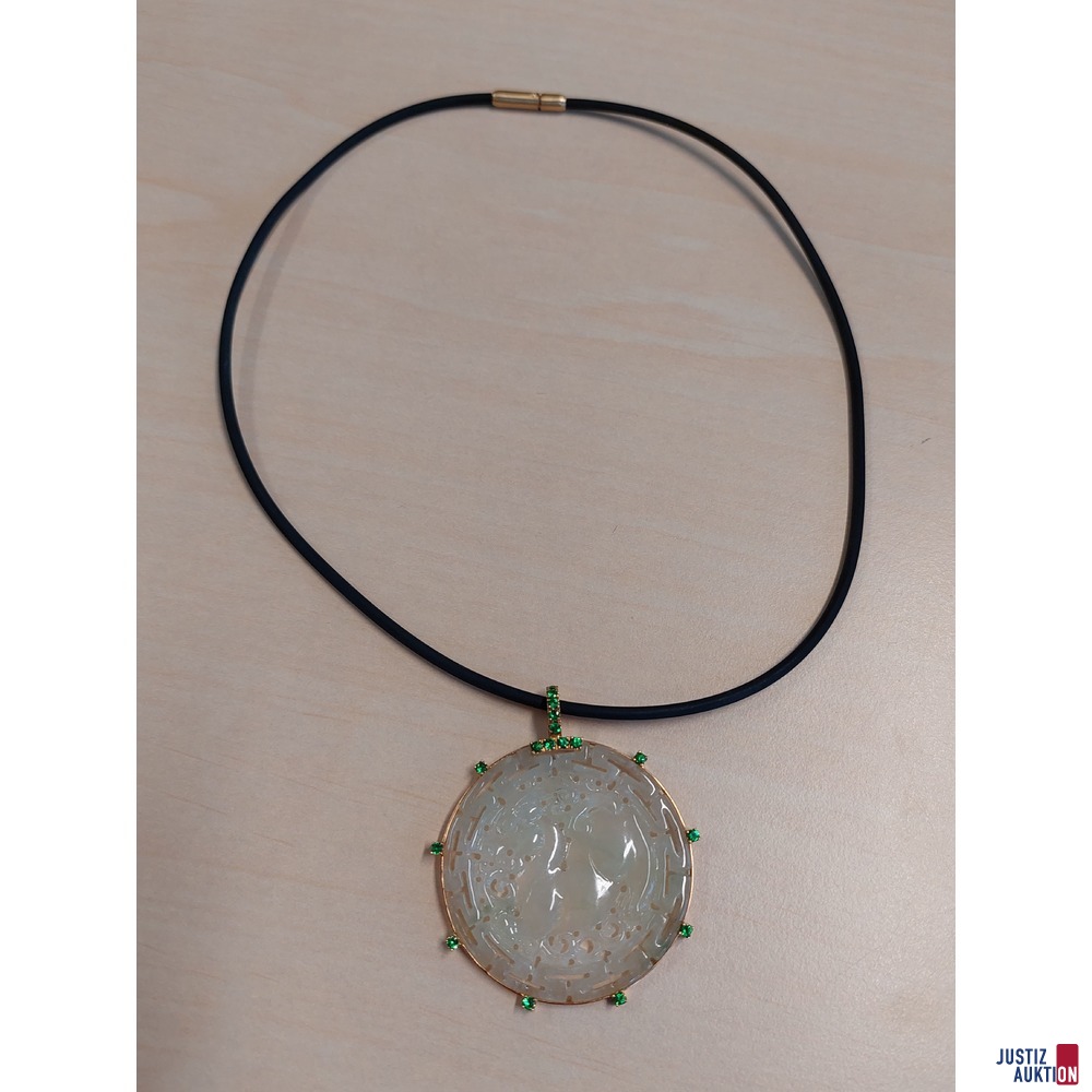 Anh&auml;nger aus wei&szlig;e Jade in 18 Karat Rosegold