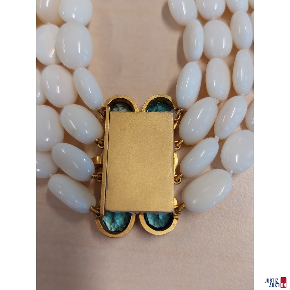 Korallenkette mit wei&szlig;en Korallen und 18 Karat Schlie&szlig;e mit blau&sol;gr&uuml;nen Schmucksteinen 187&comma;2g