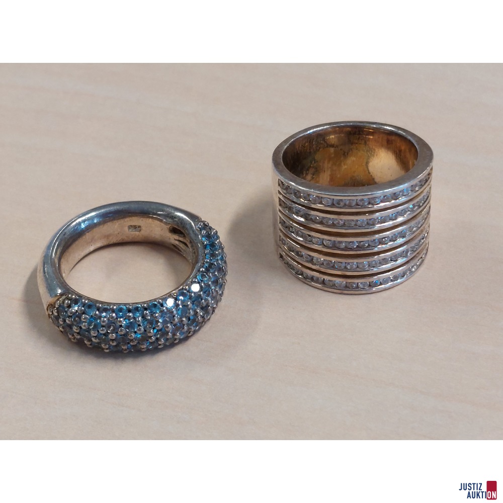 1 Damenring zirka 2 cm breit 925 &permil; punziert mit wei&szlig;en Schmucksteinen Gr&ouml;&szlig;e 57 1 Damenring 925 &permil; punziert Gr&ouml;&szlig;e 55 mit wei&szlig;en Schmucksteinen zusammen 30&comma;5 g
