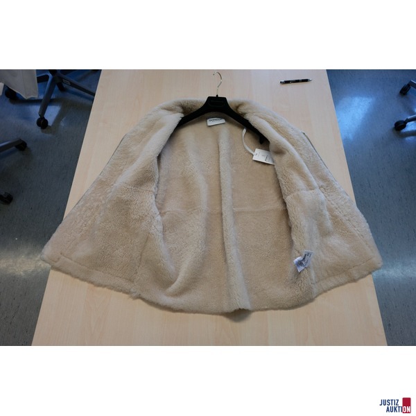 Lamfell Gilet mit Ledermix gearbeitet
