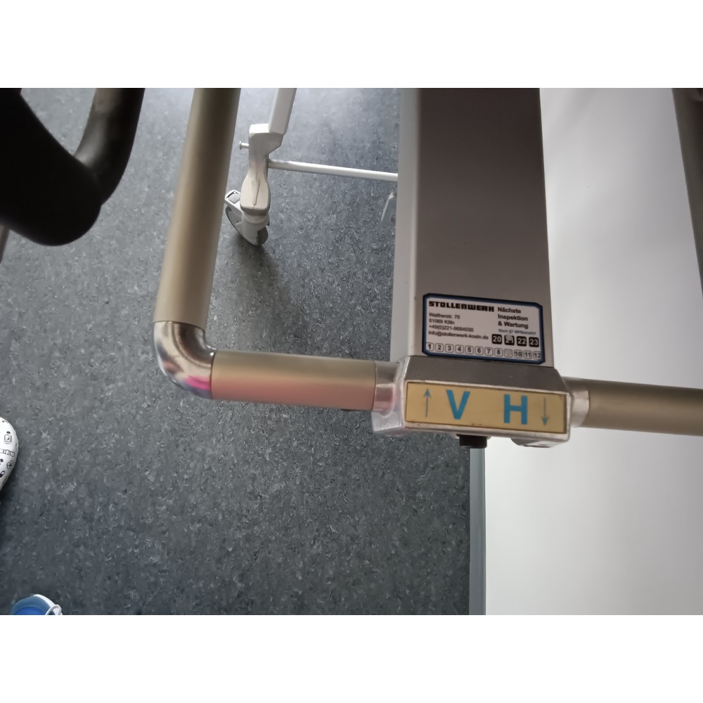 Krankentrage Stollenwerk mit Rädern - Typenschild