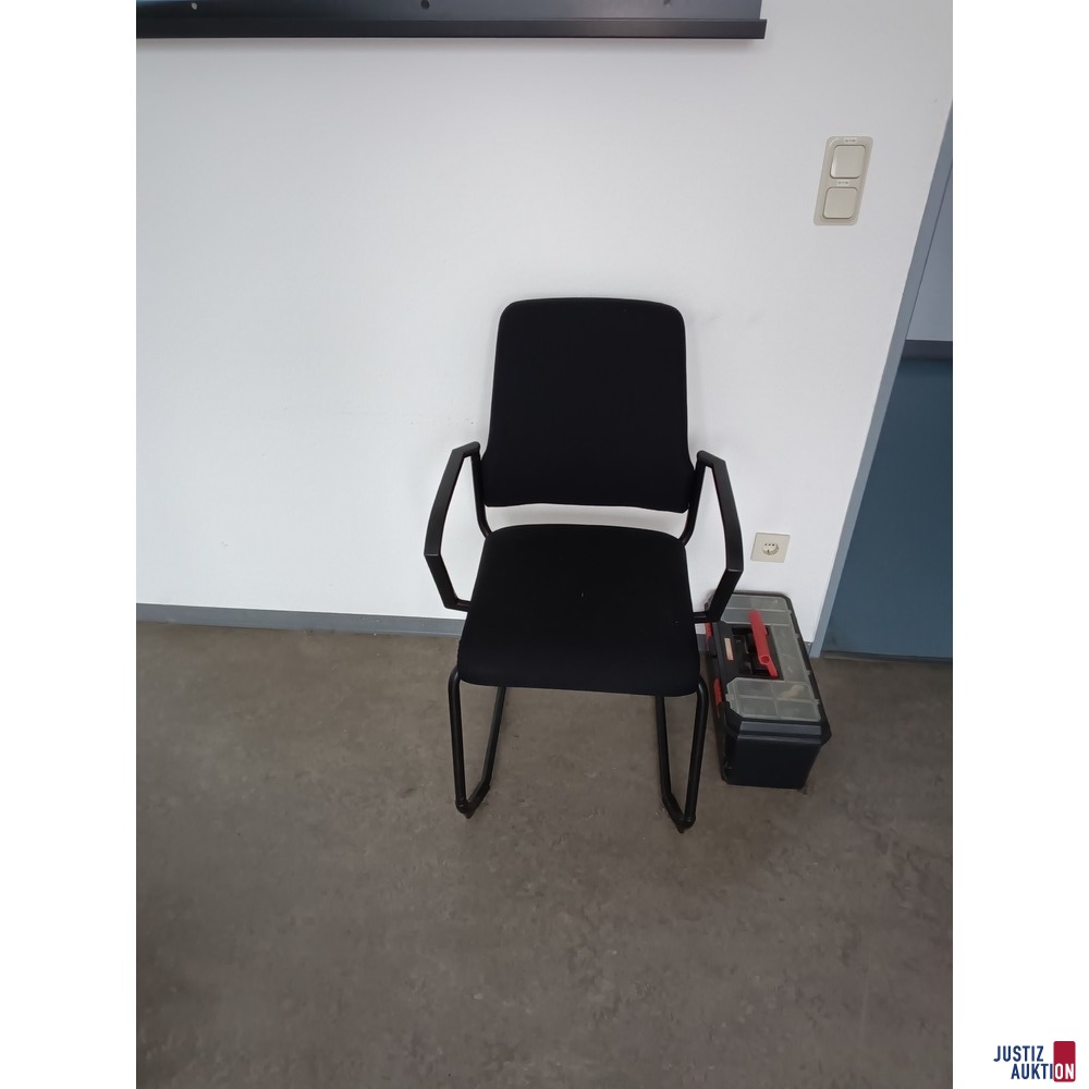 Vorderansicht siebter Stuhl