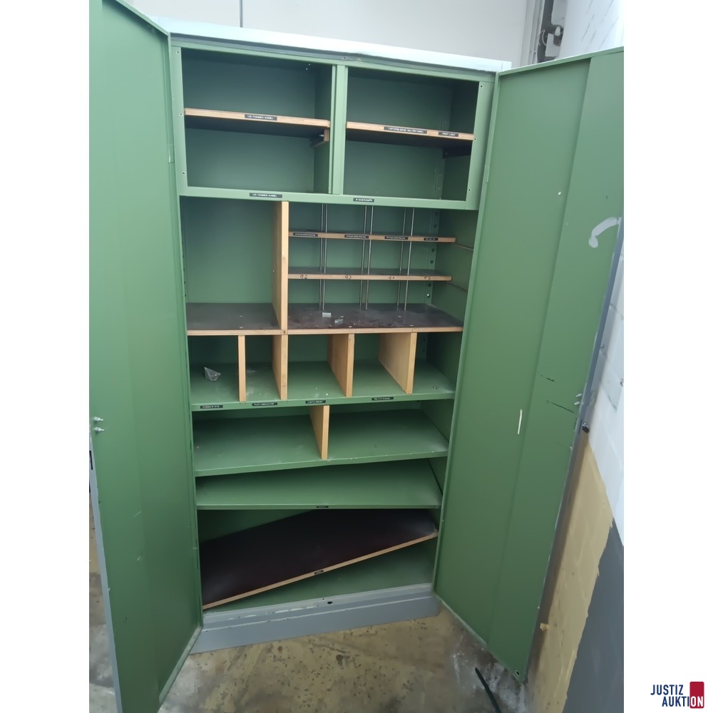 Metallschrank geöffnet