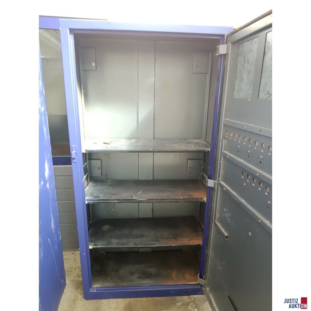 Metallschrank geöffnet