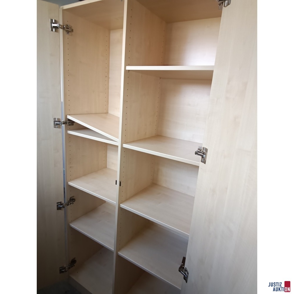 Schrank geöffnet rechts