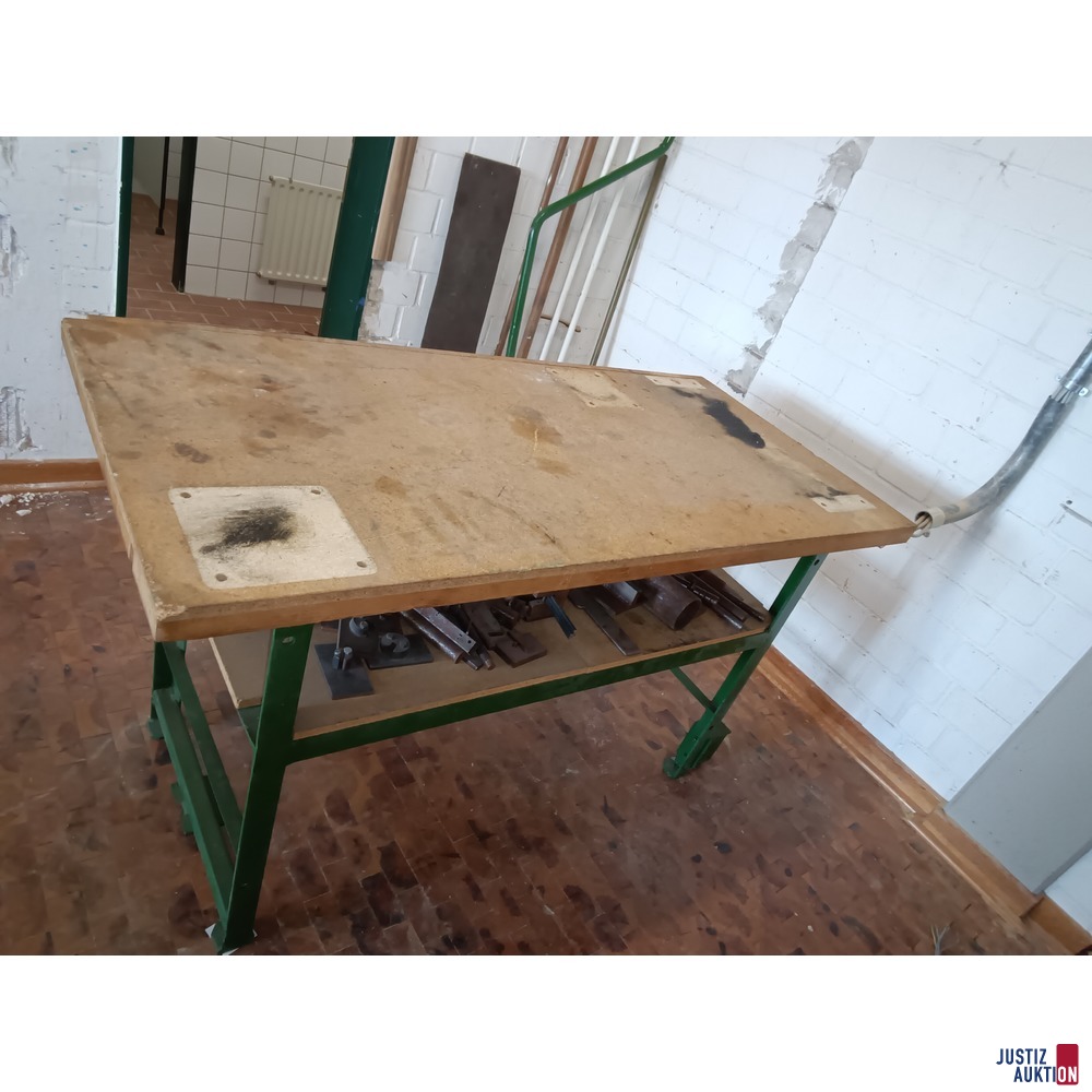 Tisch seitlich zwei