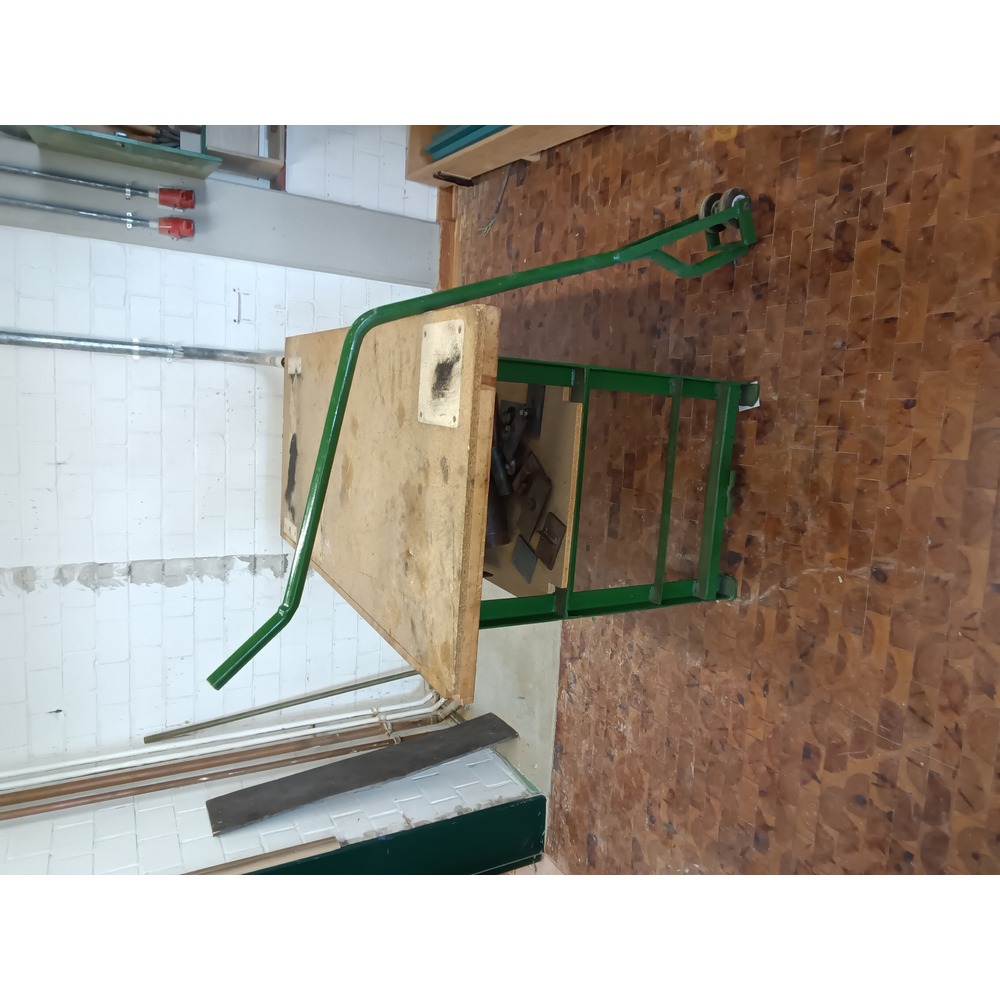 Tisch mit Transportstange