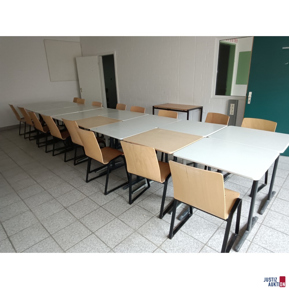 Stühle und Tischefläche seitlch links