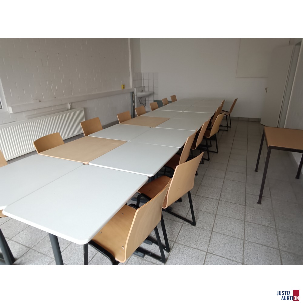 Stühle und Tischfläche seitlch rechts