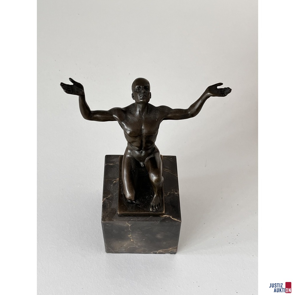 Bronze auf Marmor "Mann kniend"