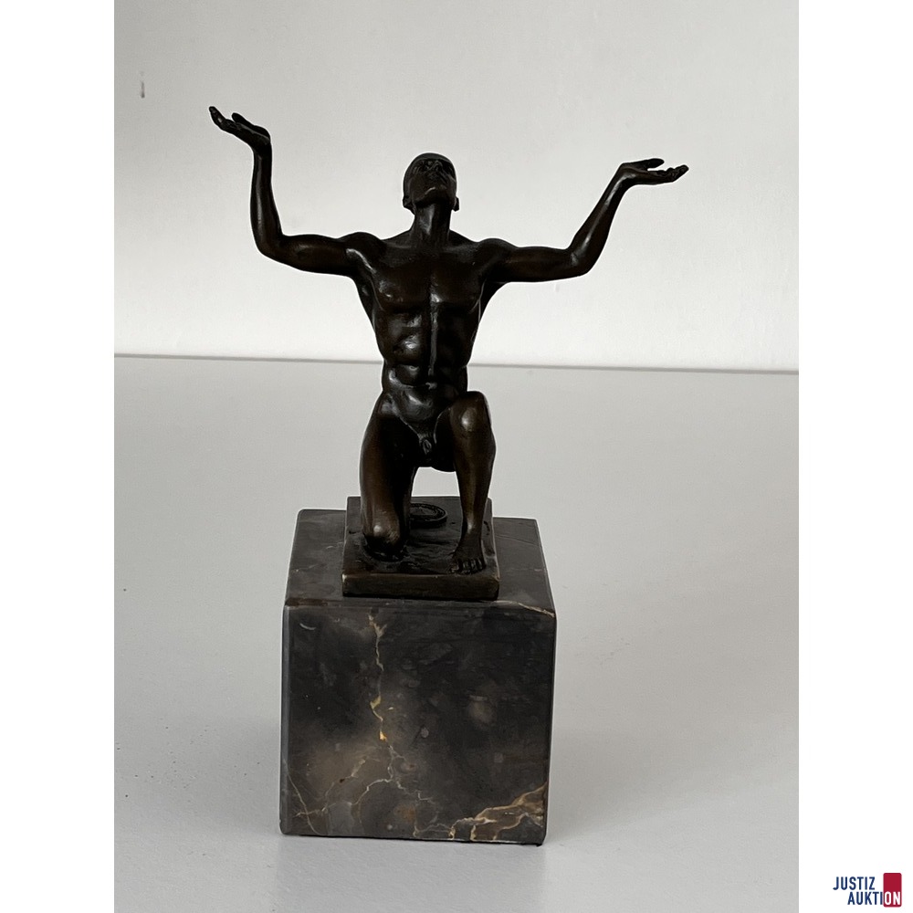Bronze auf Marmor "Mann kniend"