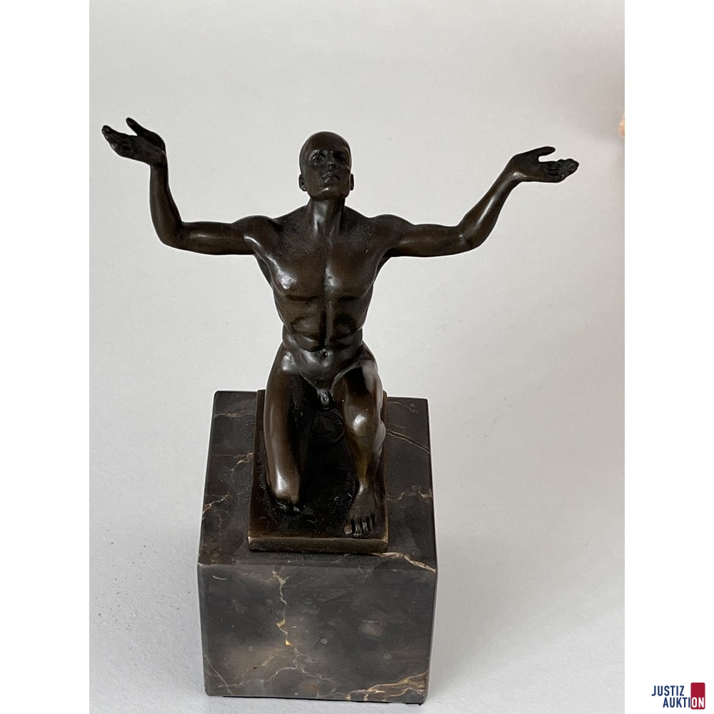 Bronze auf Marmor "Mann kniend"