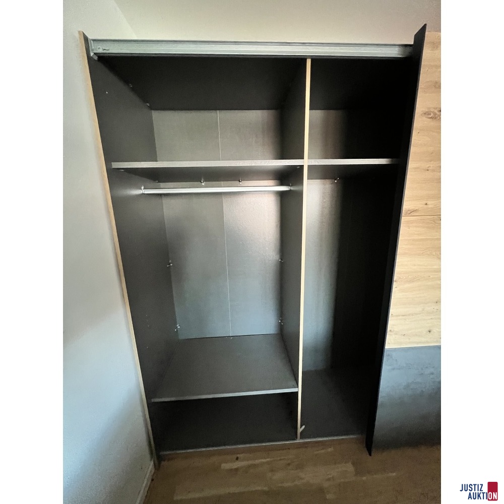 Kleiderschrank offen