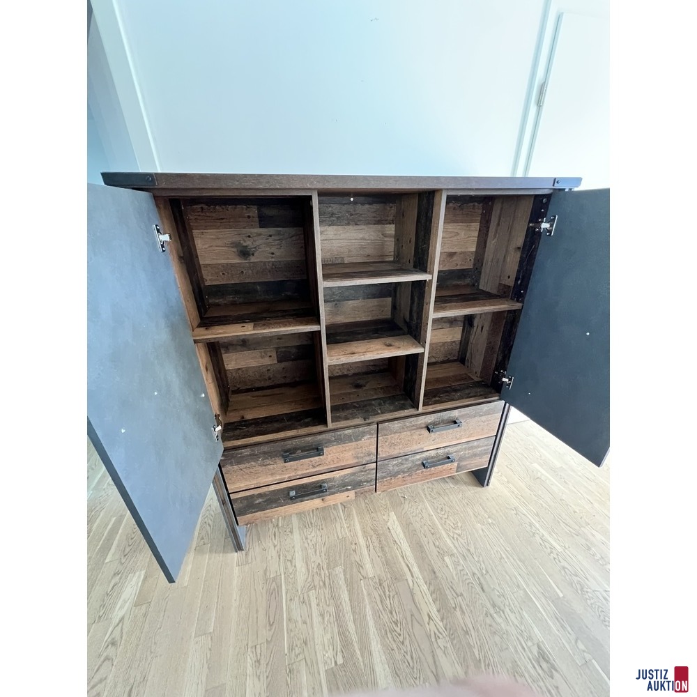 Schrank / Kommode geöffnet
