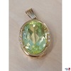 Ovaler Anhänger mit grünem Schmuckstein