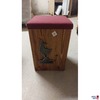 Holzhocker mit Stauraum und Kitzbühel Symbol