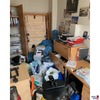 diverse Kleidung und Hausrat