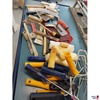 diverses Malerwerkzeug (Roller, Spachtel, Pinsel)