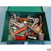 Diverses Werkzeug in einem grünen Koffer