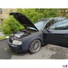 Motorhaube und Fahrertür offen
