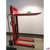Hubwagen mit hochgefahrener Gabel
