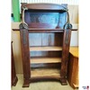 Schrank mit Aufsatz