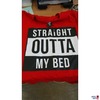 Ansicht auf rotes TShirt "outta my bed"