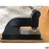 Alte Handhebelstanzmaschine aus lackiertem Gusseisen für das Prägen von Medaillen des österreichischen Wachdiensts, teils verrostet, Mitte 20. Jh.