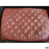 Chanel Schminktasche weinrot - geprägtes Rosenmuster