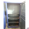 Metallschrank geöffnet