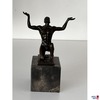 Bronze auf Marmor "Mann kniend"