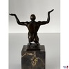 Bronze auf Marmor "Mann kniend"
